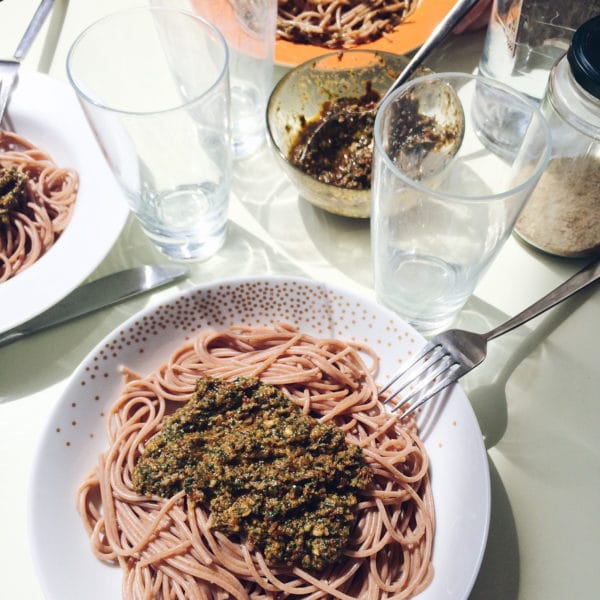 Spaghetti au pesto d'ail des ours sur le balcon