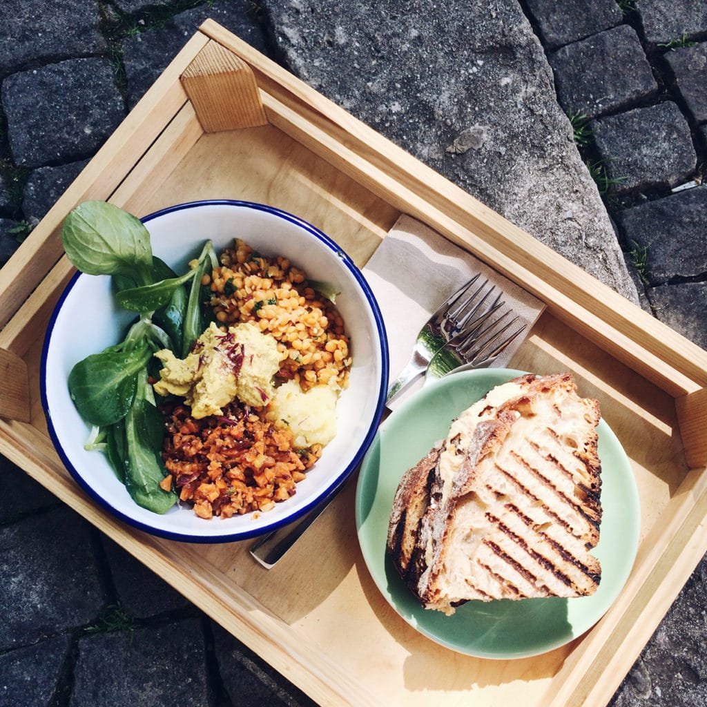 Salade et sandwich dans la vieille ville de Bienne