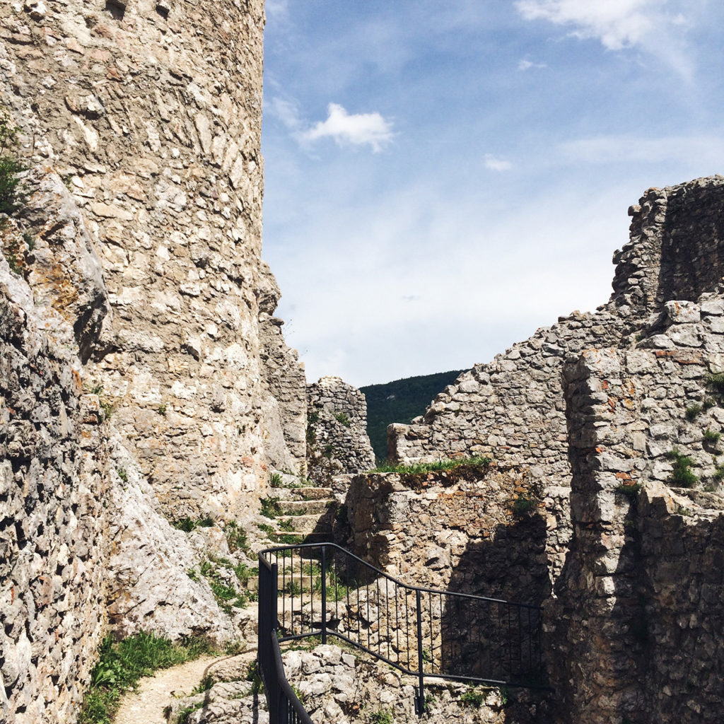 Balade dans les ruines du château de Neu-Falkenstein