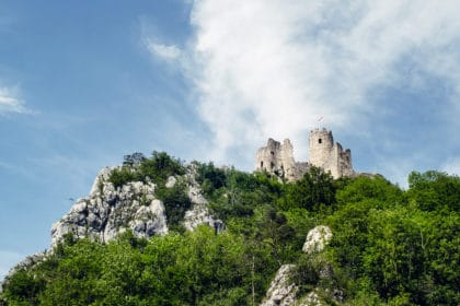 Les ruines du Château de Neu-Falkenstein, dans le canton de Soleure, photographié depuis le pied de son promontoire rocheux
