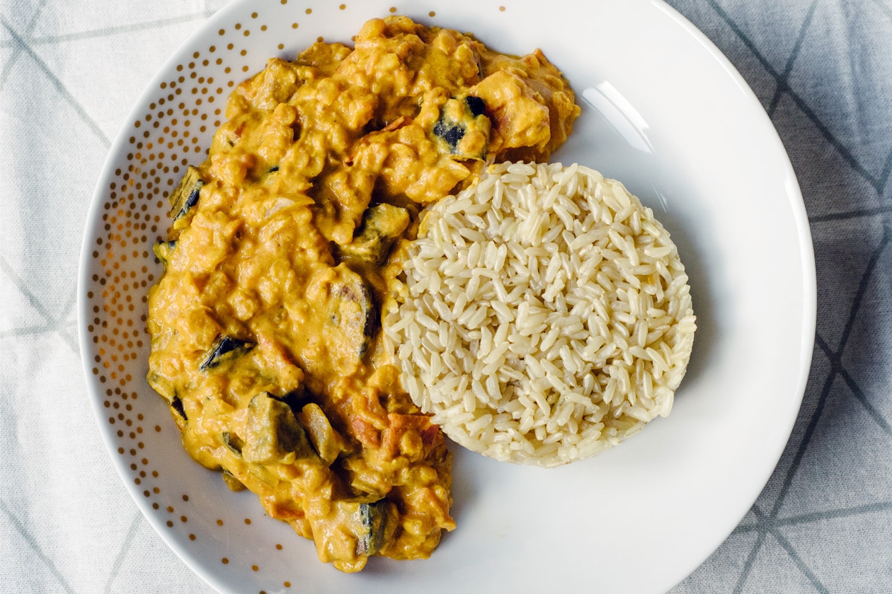 Curry végétalien d'aubergine et lentilles rouges