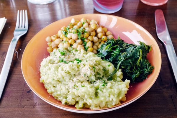 Risotto aux asperges, épinards et pois chiches – Eateco, restaurant et take away végétalien à Neuchâtel