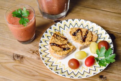 Gaspacho et tartines de houmous aux tomates séchées