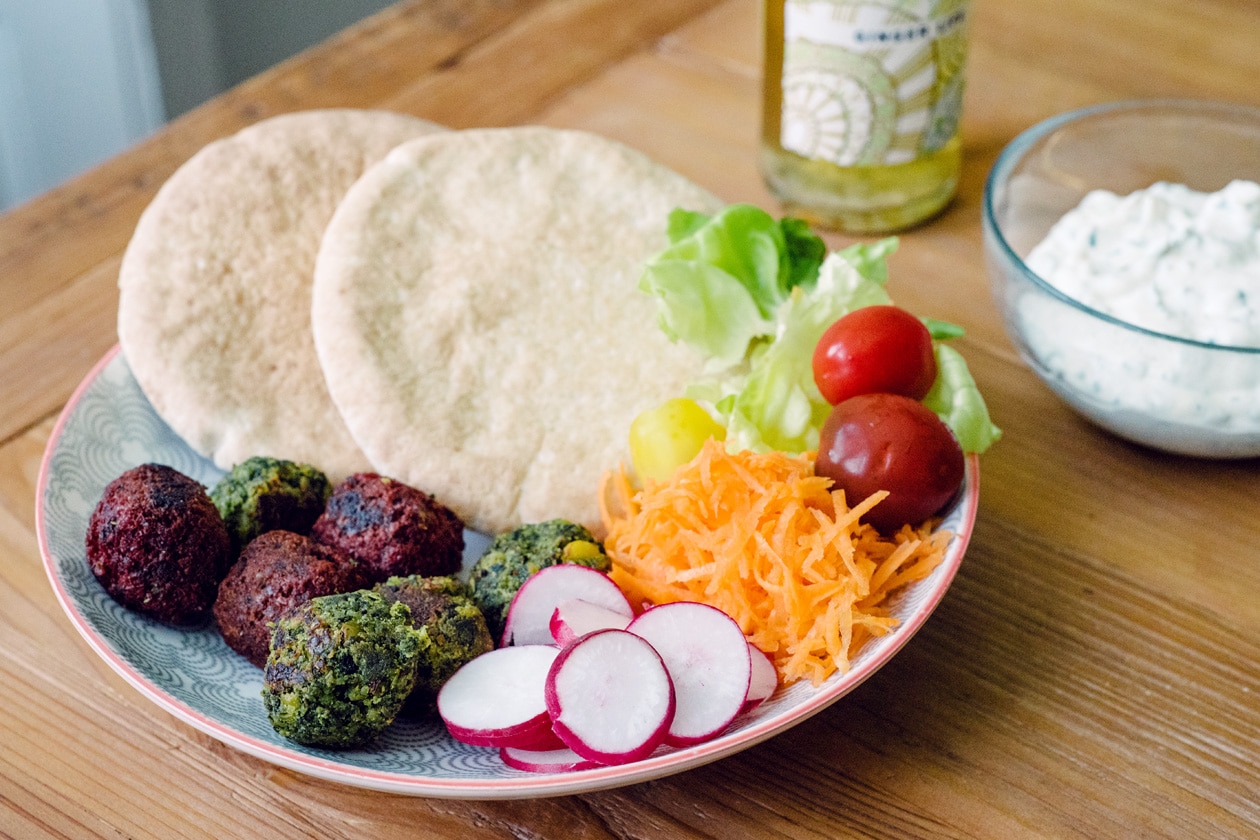 Pain pita, falafels, crudités et sauce au yaourt de soja, citron, tahini, herbes fraiches