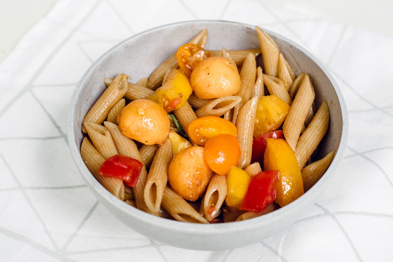 Salade de pâtes complètes, billes de melon et tomates multicolores