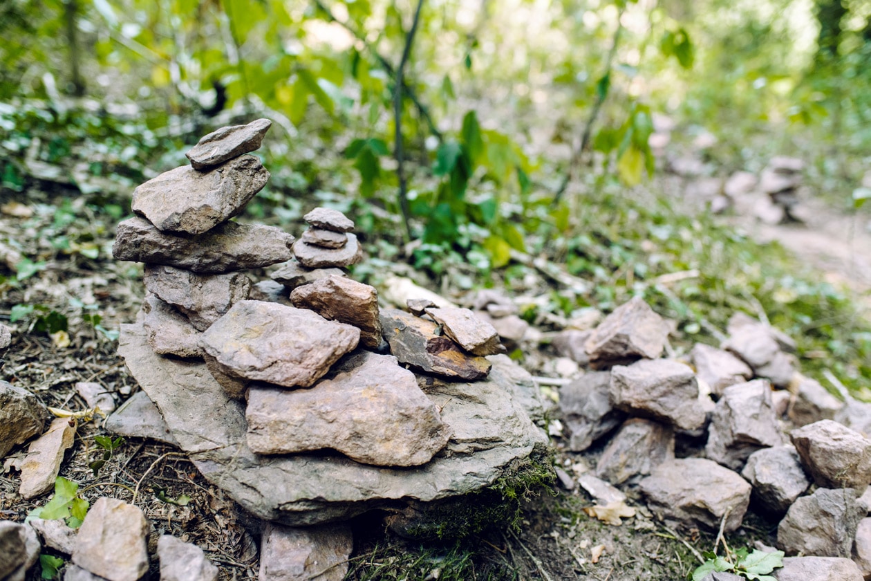 Bretagne, empilements de pierres dans la forêt de Paimpont