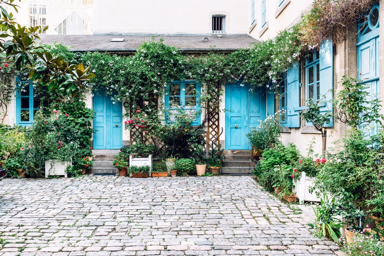 Balade dans les rues du vieux Rennes: cour privée fleurie