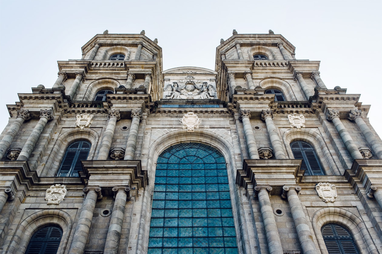 Balade dans les rues du vieux Rennes: façade de la Cathédrale Saint-Pierre