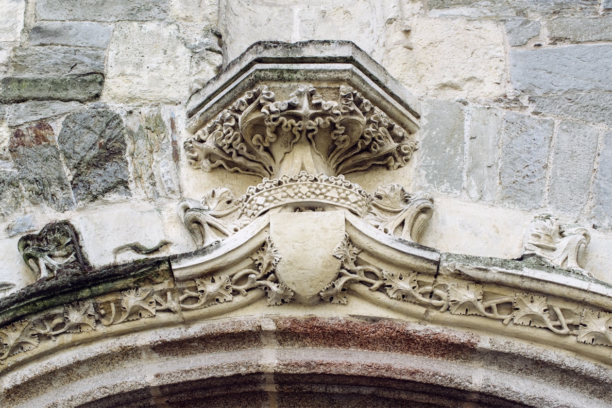 Balade dans les rues du vieux Rennes: détail de la façade de la Chapelle Saint-Yves