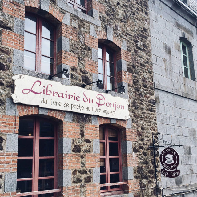 La Librairie du Donjon dans le centre de Bécherel