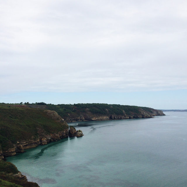 Vue sur l'anse de Morgat depuis le sentier des douaniers