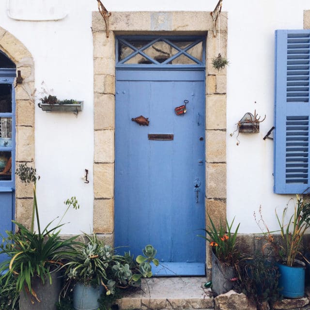 Porte et volets bleus dasn un village breton