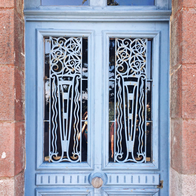 Porte bretonne ouvragée et peinte en bleue