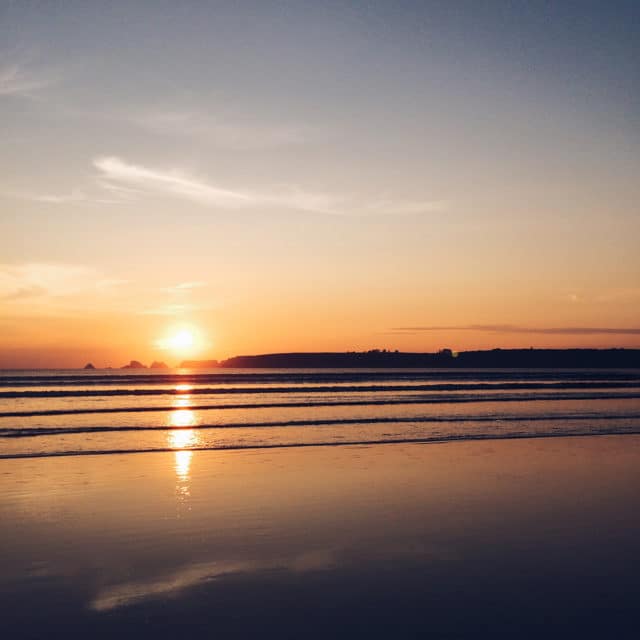 Coucher de soleil sur l'Atlantique depuis une plage bretonne