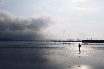 Balade matinale sur une plage bretonne