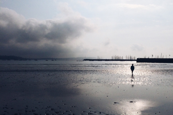Balade matinale sur une plage bretonne