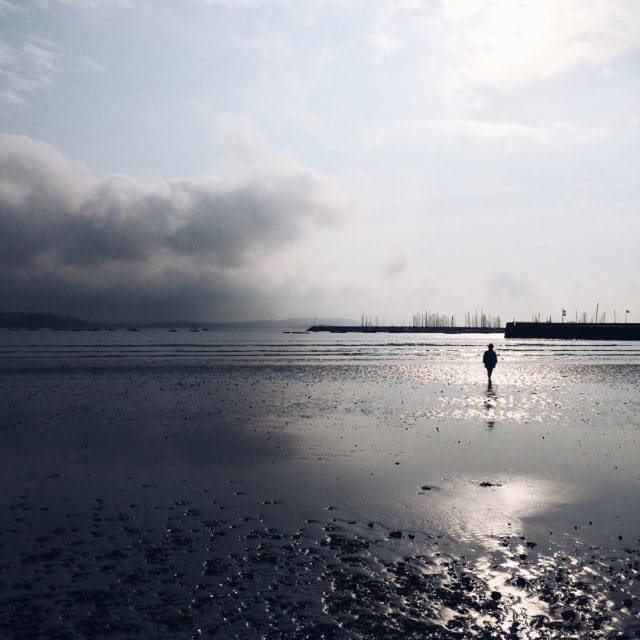 Balade matinale sur une plage bretonne