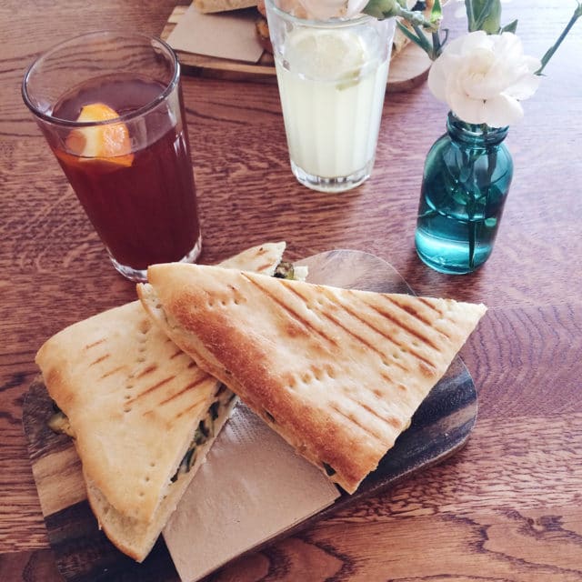 Sandwiches chauds végétaliens au Bistro Farel à Bienne