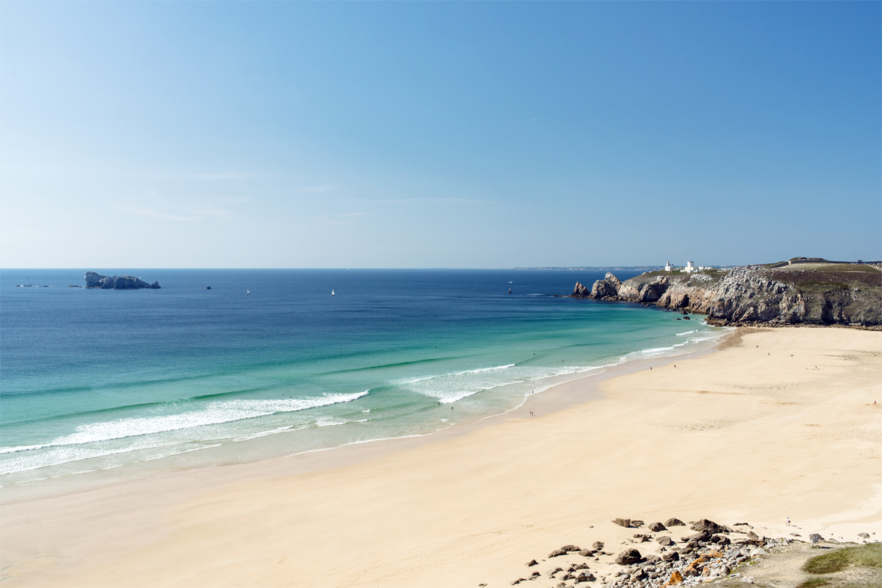 Bretagne: vue sur la plage et l'anse de Pen Hat, à Camaret-sur-Mer