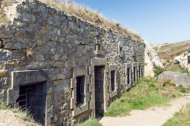 Bretagne: vestiges de bâtiments militaires de la Seconde Guerre Mondiale à Camaret-sur-Mer