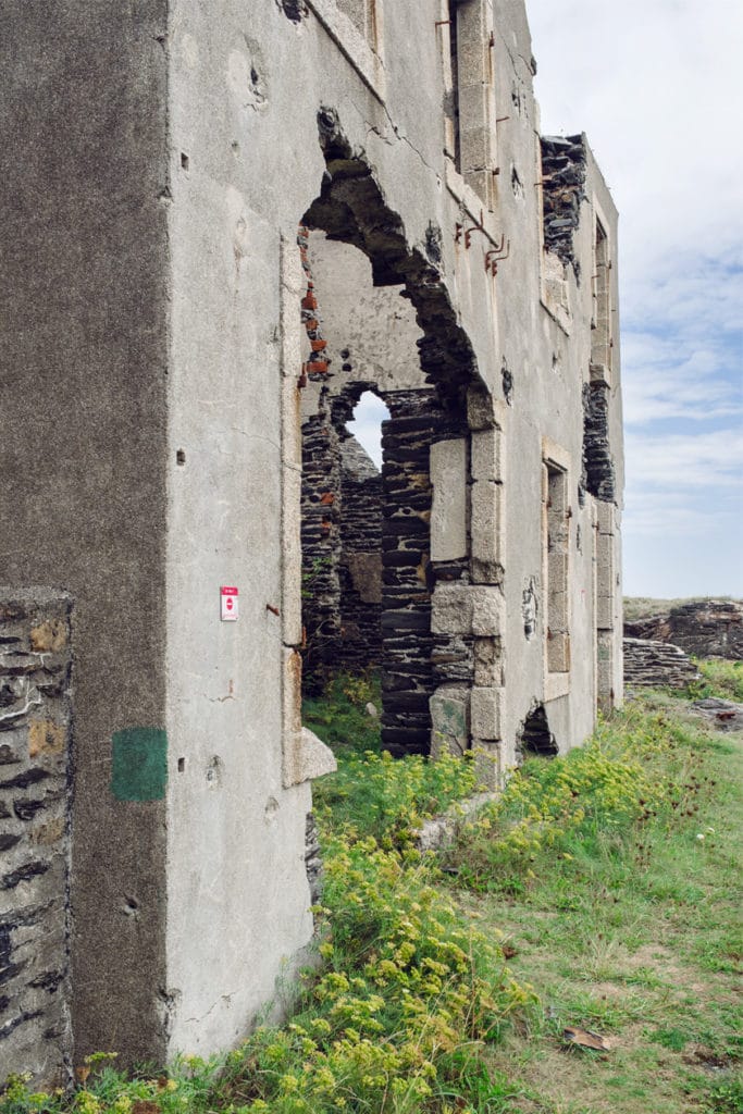 Bretagne: ruines du fort militaire de l'Îlot des Capucins, sur la presqu'île de Crozon