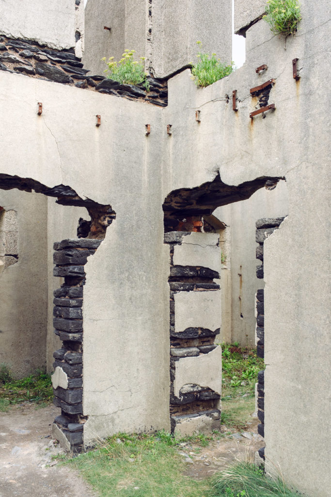 Bretagne: ruines du fort militaire de l'Îlot des Capucins, sur la presqu'île de Crozon