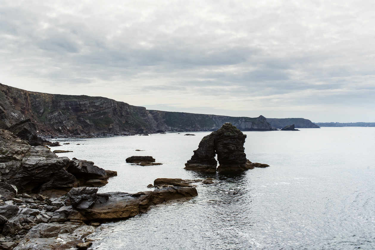 Bretagne: vue sur la côte depuis l'îlot des Capucins