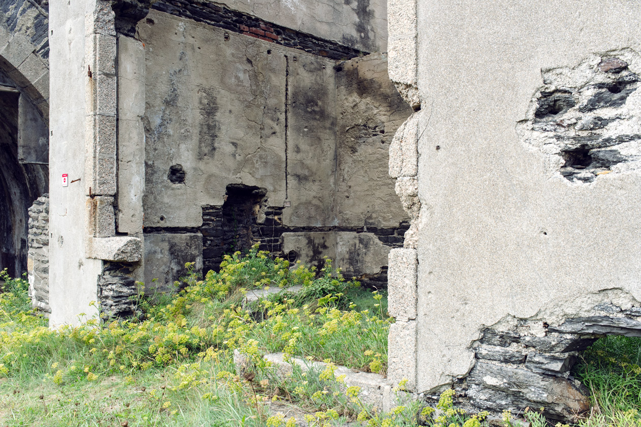Bretagne: ruines du fort militaire de l'Îlot des Capucins, sur la presqu'île de Crozon