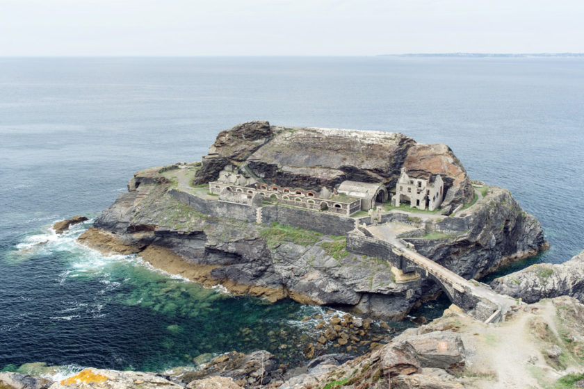 Bretagne: ruines du fort militaire de l'Îlot des Capucins, sur la presqu'île de Crozon