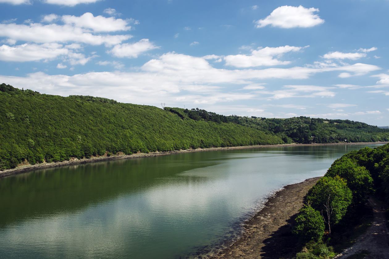 Bretagne: vue sur l'Aulne depuis le pont de Térénez, sur la presqu'île de Crozon