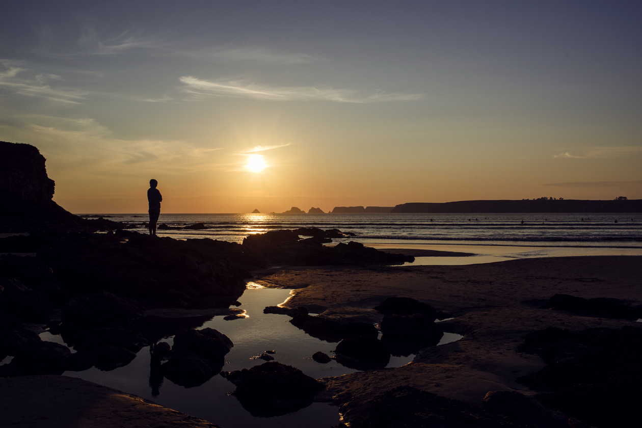 Bretagne: coucher de soleil sur la plage, au bord de l'Atlantique