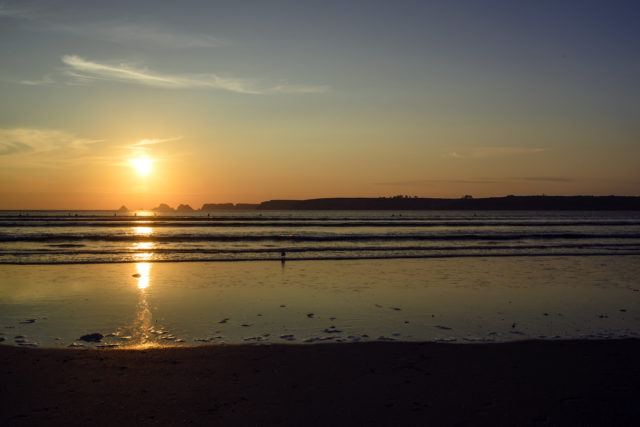 Bretagne: coucher de soleil sur la plage, au bord de l'Atlantique