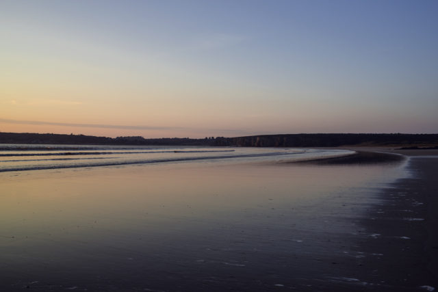 Bretagne: coucher de soleil sur la plage, au bord de l'Atlantique