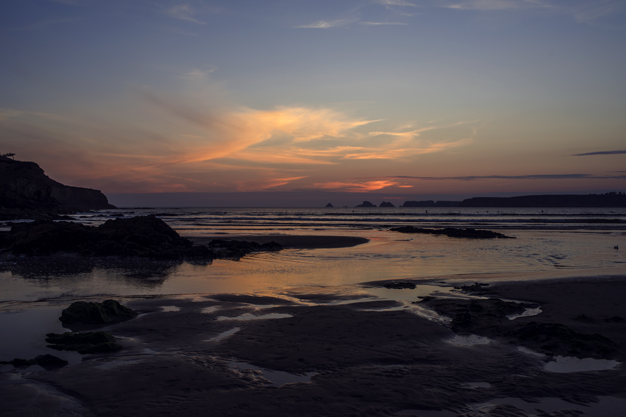 Bretagne: coucher de soleil sur la plage, au bord de l'Atlantique