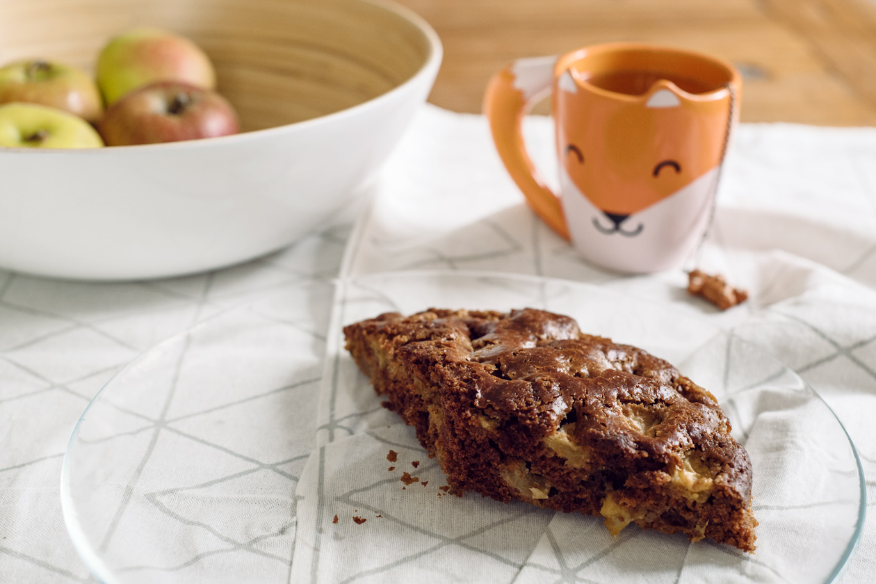 Gâteau aux pommes et à la cannelle végétalien