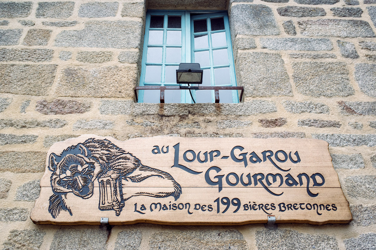 Bretagne: balade dans le village de Locronan – Au Loup-Garou Gourmand, la maison des 199 bières bretonnes