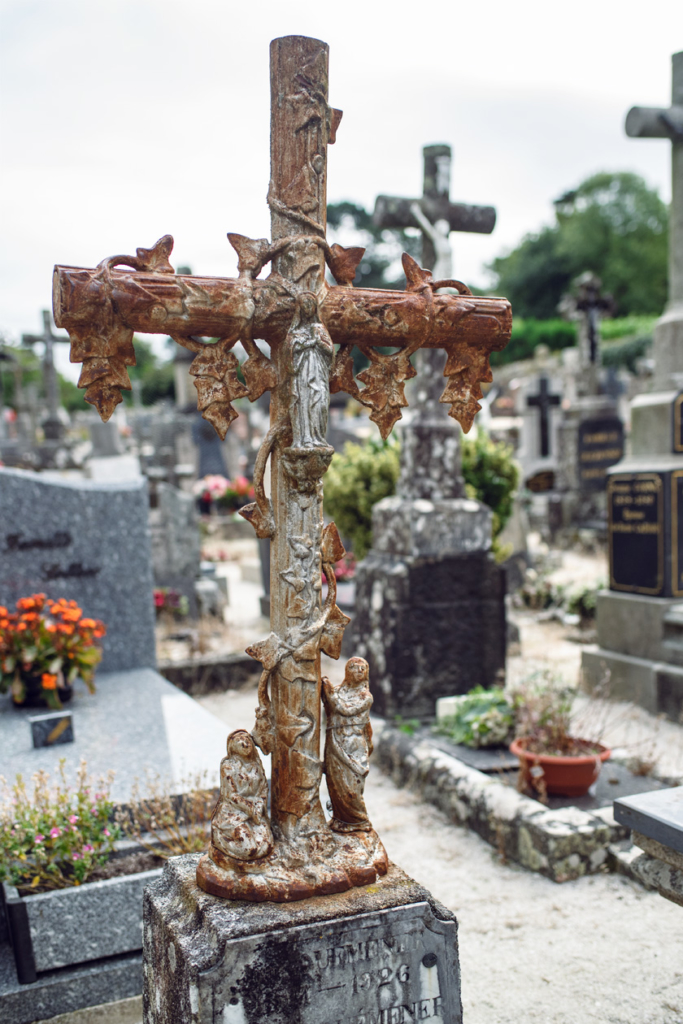 Bretagne: balade dans le village de Locronan – Cimetière de l'église de Saint-Ronan