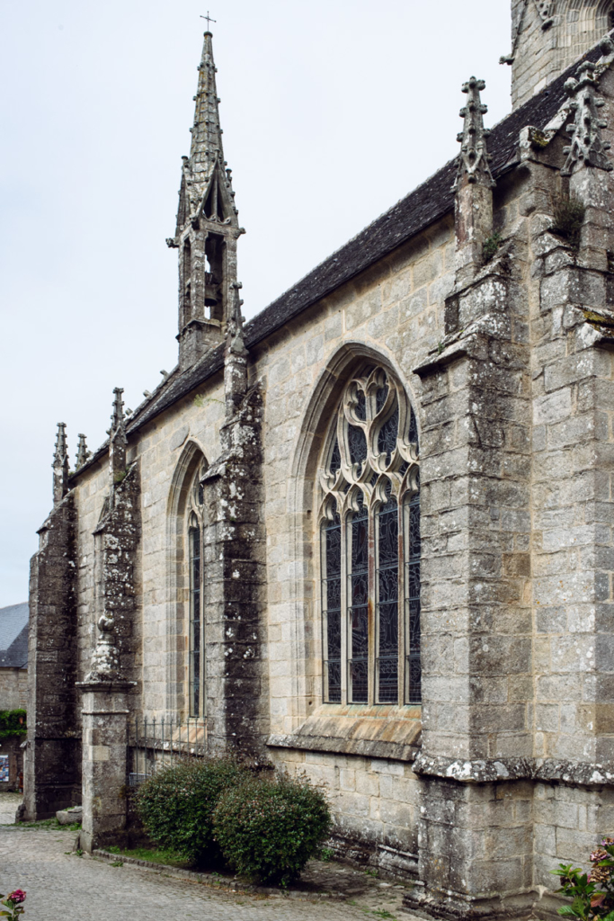 Bretagne: balade dans le village de Locronan – Église de Saint-Ronan