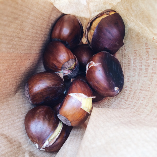 Sachet de marrons chauds dégustés un jour de pluie