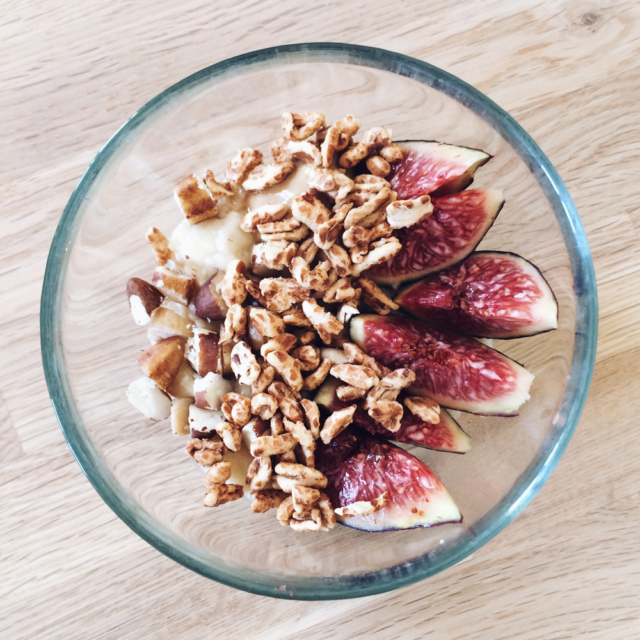 Petit déjeuner d'automne: une banane écrasée, un peu de beurre d’érable, quelques noix du Brésil, une figue fraîche, et des flocons d’avoine soufflés à l’érable