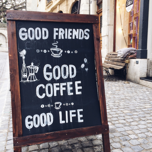 Panneau en ardoise avec l'inscription "Good friends, good coffee, good life" sur un trottoir de la vieille ville de Bienne