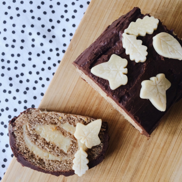 Bûche de Noël végétalienne au mélange d'épices, crème à l'orange et génoise au chocolat