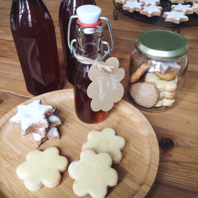 Petites douceurs de Noël faites maison: des biscuits végétaliens et du sirop de cannelle