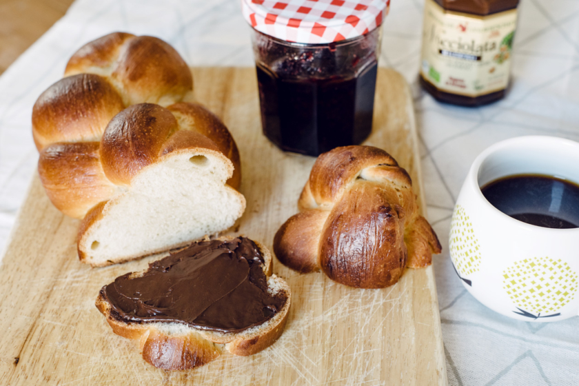 Petit déjeuner dominical: tresse végétalienne maison, confiture, pâte à tartiner et café noir