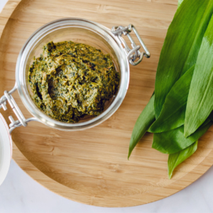 Pesto végétalien à l'ail des ours et aux tomates séchées