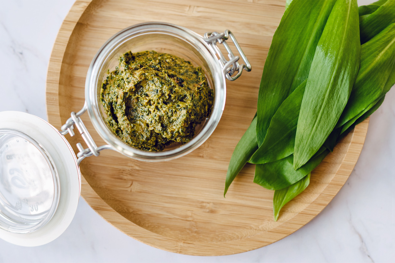 Pesto végétalien à l'ail des ours et aux tomates séchées