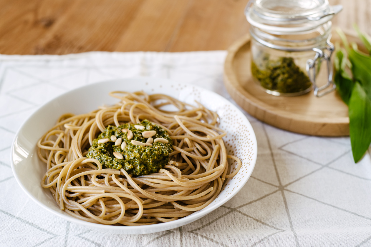 Spaghetti au pesto d'ail des ours et tomates séchées 