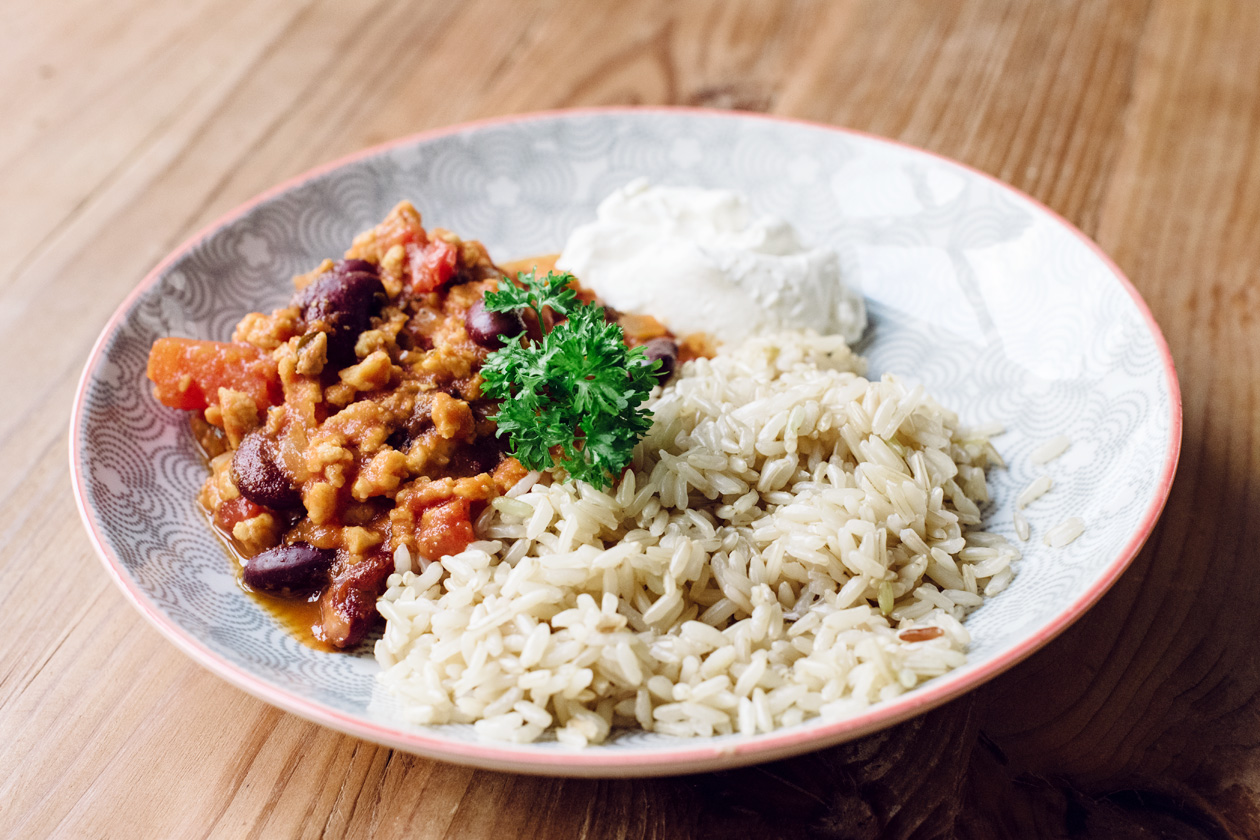 Chili sin carne végétalien, riz complet et crème acidulée