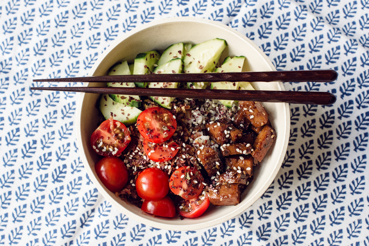 Chirsahi végétalien: riz vinaigré, tofu caramélisé, concombre, tomates cerises, graines de sésames et paillettes d'algues séchées