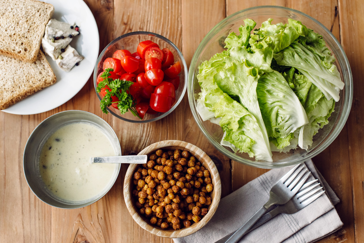 Crudités, pois chiches grillés au four et toasts de fromage végétal